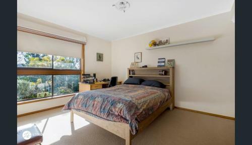 Hilltop - Beautiful Family Retreat With A View