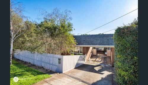 Hilltop - Beautiful Family Retreat With A View