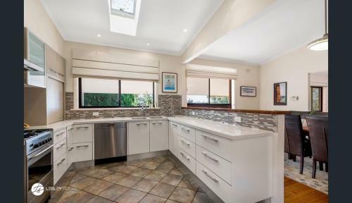Hilltop - Beautiful Family Retreat With A View