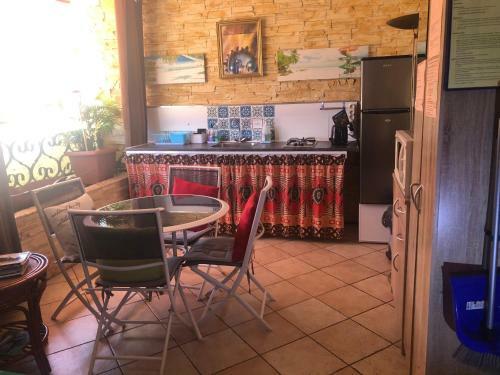 Hostal Tahiti Studio B&B