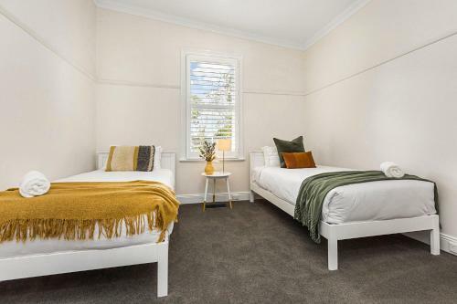 'gladstone' Only Minutes Walk To The Bendigo Train Station!
