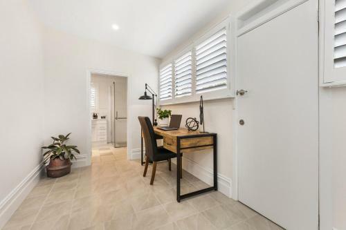 'gladstone' Only Minutes Walk To The Bendigo Train Station!