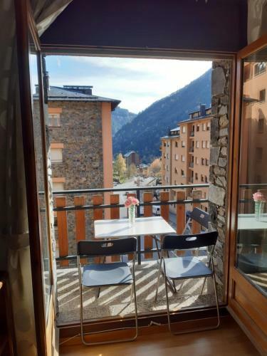 Beautiful And Bright Apartment, 500m From Cable Car