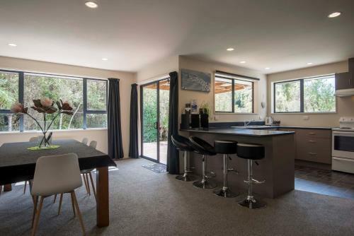 Apartamento Six Kamahi Guest House & Studio Unit