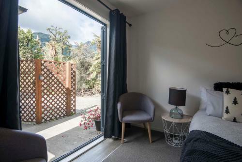 Apartamento Six Kamahi Guest House & Studio Unit