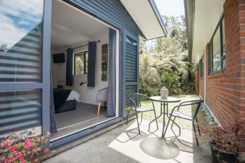 Apartamento Six Kamahi Guest House & Studio Unit