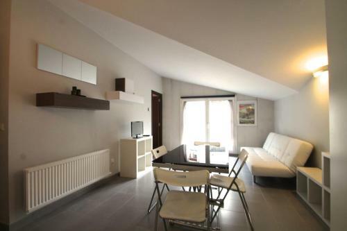 Apartamento Av Carlemany, Centro Comercial