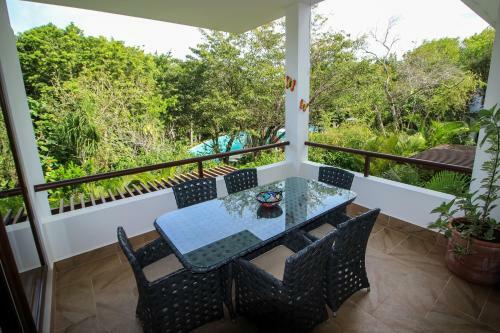 Stylish 2br Apartment Charming Private Balcony With Pool View In Gated Community