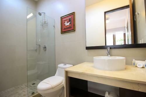 Stylish 2br Apartment Charming Private Balcony With Pool View In Gated Community