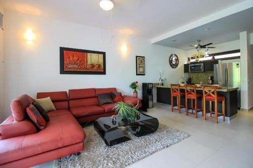 Stylish 2br Apartment Charming Private Balcony With Pool View In Gated Community