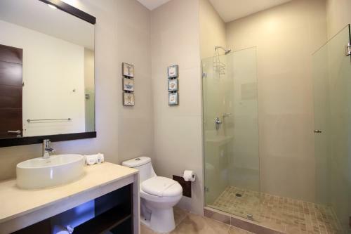 Stylish 2br Apartment Charming Private Balcony With Pool View In Gated Community