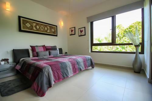 Stylish 2br Apartment Charming Private Balcony With Pool View In Gated Community