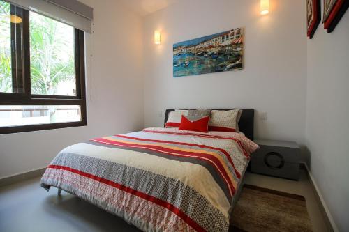 Stylish 2br Apartment Charming Private Balcony With Pool View In Gated Community