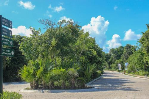 Stylish 2br Apartment Charming Private Balcony With Pool View In Gated Community