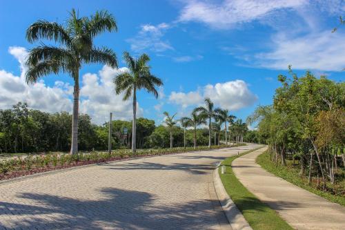 Stylish 2br Apartment Charming Private Balcony With Pool View In Gated Community