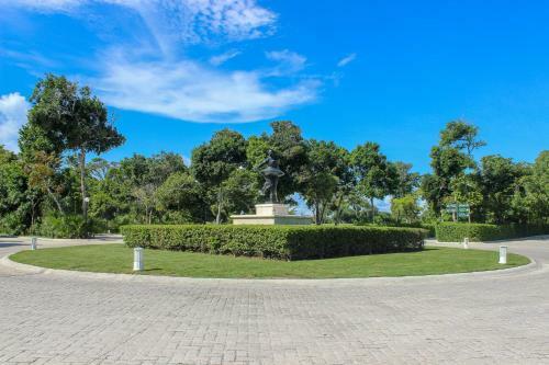 Stylish 2br Apartment Charming Private Balcony With Pool View In Gated Community