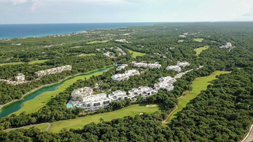 Stylish 2br Apartment Charming Private Balcony With Pool View In Gated Community