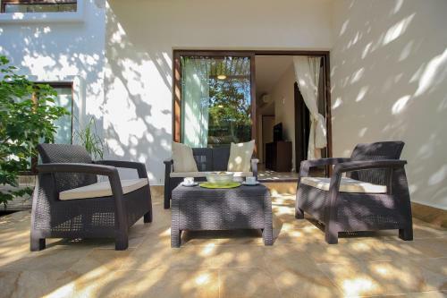 Fantastic Apartment Sensational Private Terrace With Pool View Surrounded By Lush Gardens