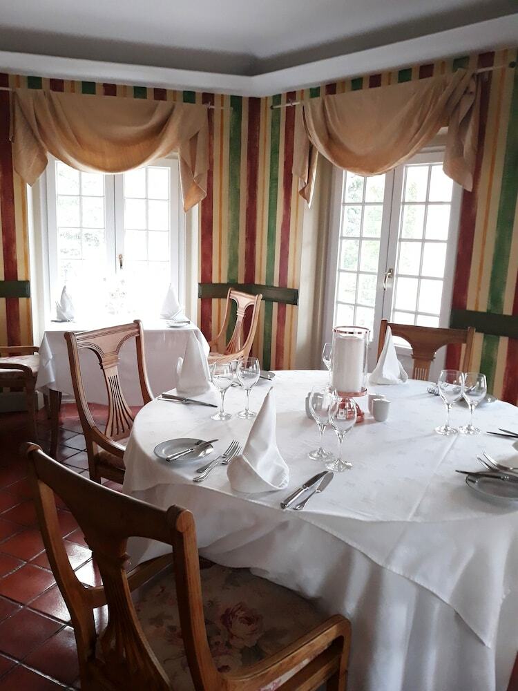 Lawrence's Hotel