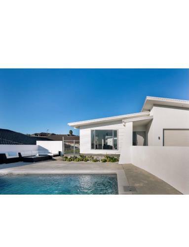Hamilton Family Home With Pool
