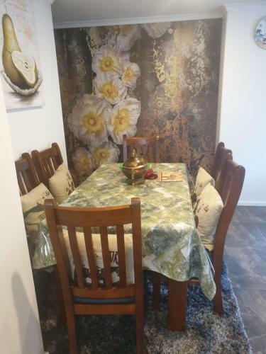 Bed N Breakfast On Pear Tree Lane
