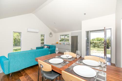 Spacious Modern Two-bedroom Apartment