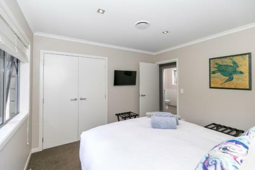 Spacious Modern Two-bedroom Apartment