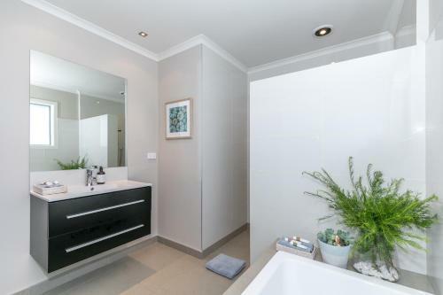 Spacious Modern Two-bedroom Apartment