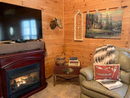 Peaceful Hideaway Treehouse At Little River Canyon