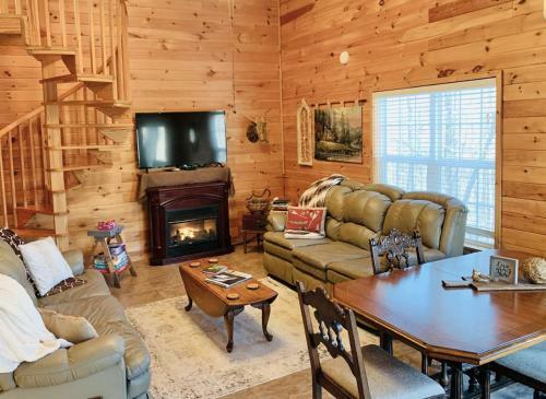 Peaceful Hideaway Treehouse At Little River Canyon