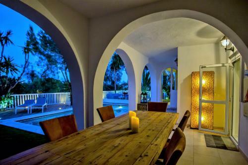 Luxury Villa With Swimming Pool And Jacuzzi