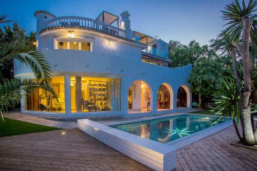 Luxury Villa With Swimming Pool And Jacuzzi