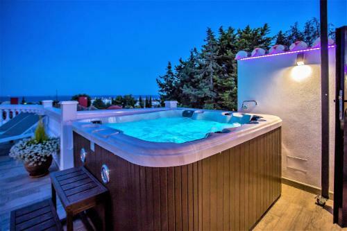 Luxury Villa With Swimming Pool And Jacuzzi