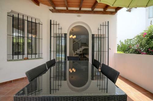 3 Bed Modern House Marbella - Direct Pool Access