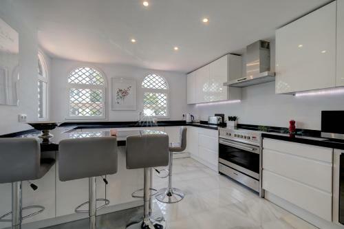 3 Bed Modern House Marbella - Direct Pool Access