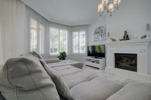 3 Bed Modern House Marbella - Direct Pool Access