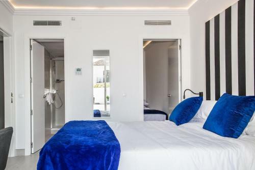 Hostal Seven Golden Mile
