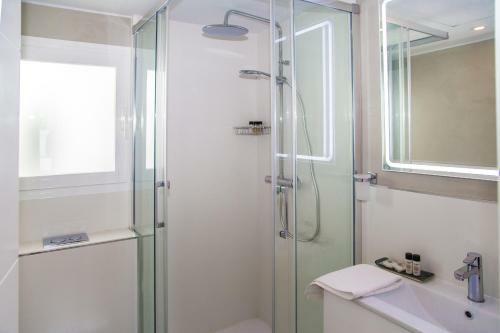 Hostal Seven Golden Mile
