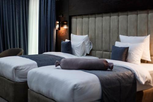 Parallel Hotel