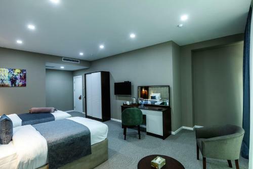 Parallel Hotel