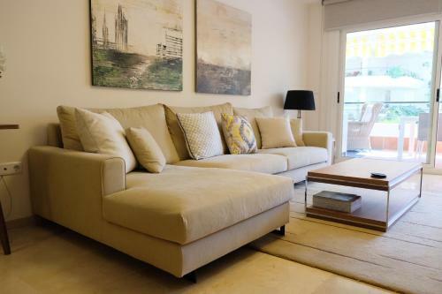 Luxury Modern Apartment With Terrace, Pool And Garage!