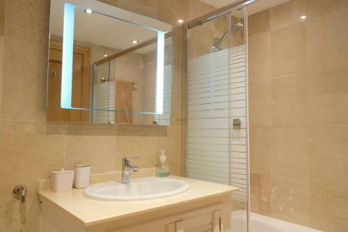 Luxury Modern Apartment With Terrace, Pool And Garage!