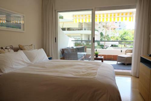 Luxury Modern Apartment With Terrace, Pool And Garage!