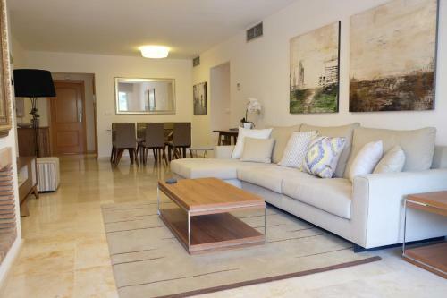 Luxury Modern Apartment With Terrace, Pool And Garage!