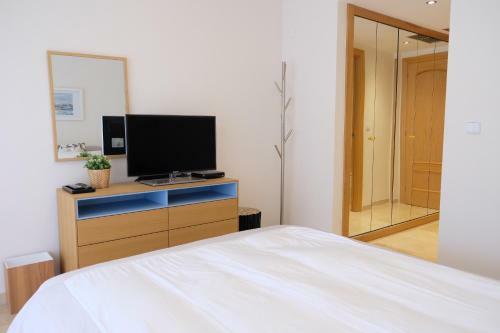 Luxury Modern Apartment With Terrace, Pool And Garage!