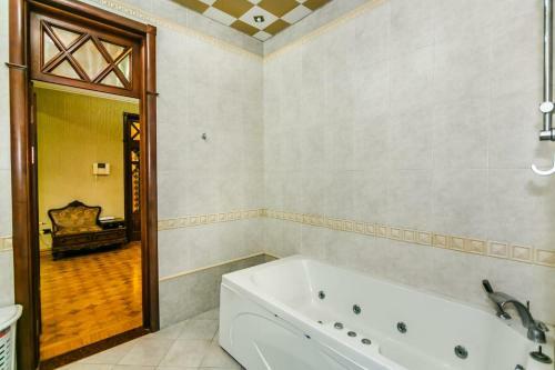 Apartment Near Metro Nizami