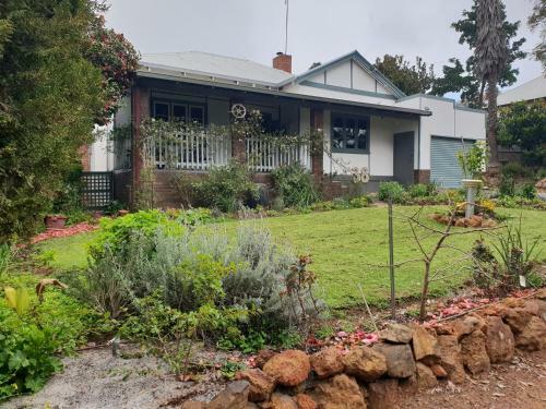 Walnut Cottage - 2 Bedroom Pet Friendly Country Cottage