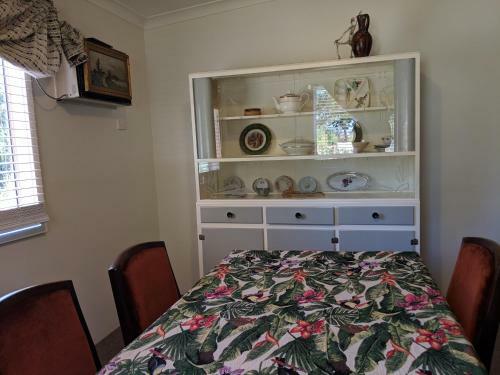 Walnut Cottage - 2 Bedroom Pet Friendly Country Cottage