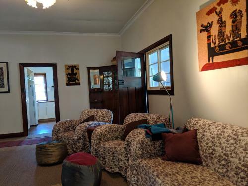Walnut Cottage - 2 Bedroom Pet Friendly Country Cottage