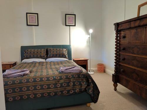 Walnut Cottage - 2 Bedroom Pet Friendly Country Cottage